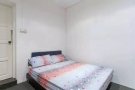 实龙岗体育场边排屋大房间出租，近巴士站和地铁，无中介费，立即入住,人少安静