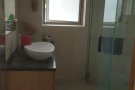 实龙岗地铁站商场5分钟，巴士站就在门口，半独立洋房，普通房出租一个人1250，空调家具齐全，水电费有自己的电表，每个礼拜
