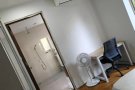 实龙岗地铁站商场5分钟，巴士站就在门口，半独立洋房，主人房出租1500半独立主人房1400..一个人，空调家具齐