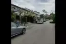 近大成地铁站有套房屋出租共三层(私人排屋)。院内可免费停车.