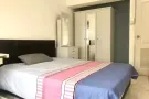 牛车水地鐵站旁珍珠坊高楼。 房內備冷气、風扇、傢具。