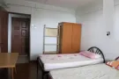 HDB有一个男生床位， 2 人一房， 房间宽敞， 有大窗