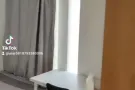 实龙岗地铁站商场5分钟，巴士站就在门口，半独立洋房，普通房出租一个人1200，空调家具齐全，水电费有自己的电表，每个礼拜
