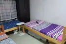 麦波申.男床位三人间,有冷气,清洁,不能煮.要早班。